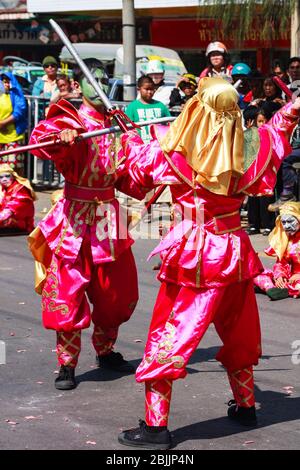 Khon Kaen - 21 de noviembre de 2009: Bailarines guerreros chinos en el Festival de la Seda. Es un evento anual. Foto de stock