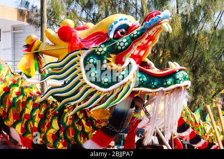 Khon Kaen - 21 de noviembre de 2009: Dragón chino en el Festival de la Seda. Es un evento anual. Foto de stock