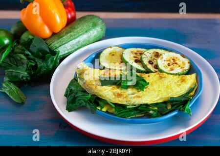 Tortilla con huevo, espinaca, calabacín y pimientos para dieta keto.