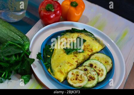 Tortilla con huevo, espinaca, calabacín y pimientos para dieta ketogénica.