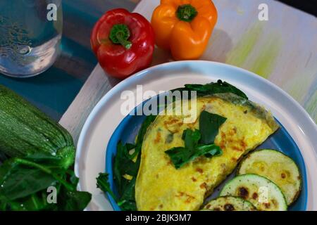 Tortilla con huevo, espinaca, calabacín y pimientos para dieta ketogénica.