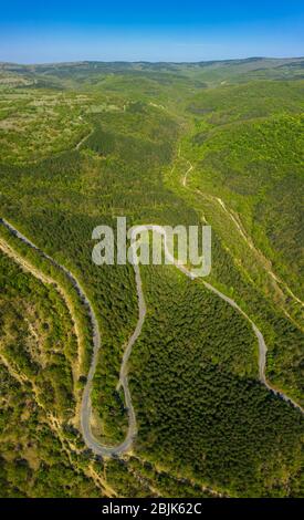 Vista aérea desde el drone hasta la carretera a través de la montaña Foto de stock