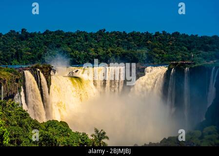 Cataratas del Iguazú (Iguazú en portugués), en la frontera de Brasil y Argentina. Es una de las nuevas 7 Maravillas de la naturaleza y es Patrimonio de la Humanidad por la UNESCO