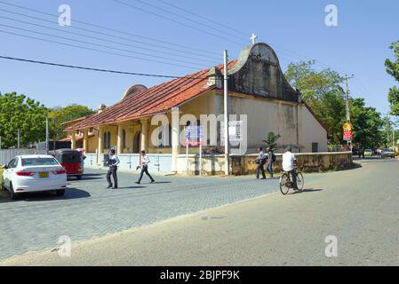MATARA, SRI LANKA - 17 DE FEBRERO de 2020: Antigua Iglesia reformada holandesa en un paisaje urbano Foto de stock