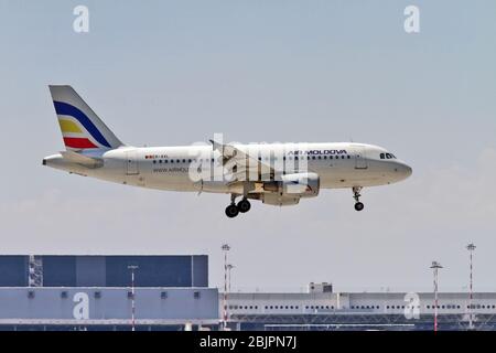 ER-AXEL Air Moldova Airbus A319-112 en Malpensa (MXP / LIMC), Milán, Italia Foto de stock