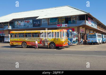 MATARA, SRI LANKA - 17 DE FEBRERO de 2020: Día soleado en la construcción de la estación de autobuses de la ciudad Foto de stock