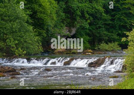 Cascada en la fuente del río Slunjcica en Croacia Foto de stock