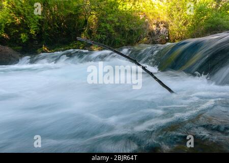 Cascada en la fuente del río Slunjcica en Croacia Foto de stock