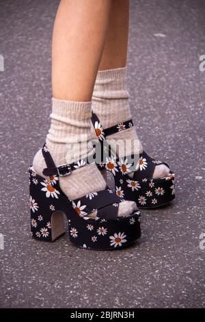 PARIS, FRANCIA - Marzo 03 : un invitado que viste zapatos negros Miu Miu con flores fuera de Miu Miu, durante la Semana de la Moda de París ropa de mujer Otoño/Invierno 20/21 Foto de stock