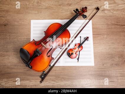 dos violines y un libro de música sobre una mesa de madera, vista superior  Fotografía de stock - Alamy