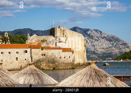 Budva casco antiguo de la playa y la ciudadela fortaleza de la ciudad de la muralla en Budva, Montenegro Foto de stock