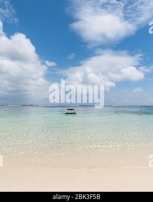 Pequeño bote de remo en la playa de Seychelles, en el Océano Índico de la Isla Mahe. Una imagen de paz y relajación en la costa este de la isla Mahe. Foto de stock