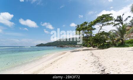 La foto del paisaje tropical de la playa fue tomada en Seychelles en la isla de Mahe en el Océano Índico. Esta es una playa en la costa este de la isla Mahe. Foto de stock