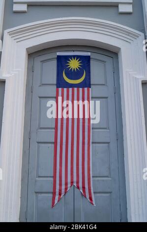 Bandera de Malasia en la puerta del edificio. Foto de stock