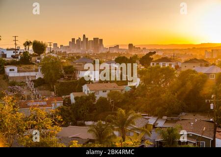 Vista del horizonte del centro al atardecer, los Ángeles, California, Estados Unidos de América