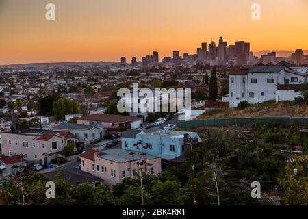 Vista del centro DE LOS ÁNGELES desde los suburbios al atardecer, los Ángeles, California, Estados Unidos de América, América del Norte