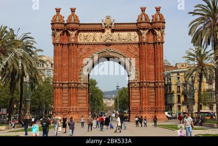 El Arco del Triunfo de Barcelona, Cataluña, España. Construido por el arquitecto Josep Vilaseca como la puerta principal de acceso a la Feria Mundial de 1888. Foto de stock