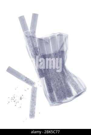 Paquete de cigarrillos, rayos X. Foto de stock