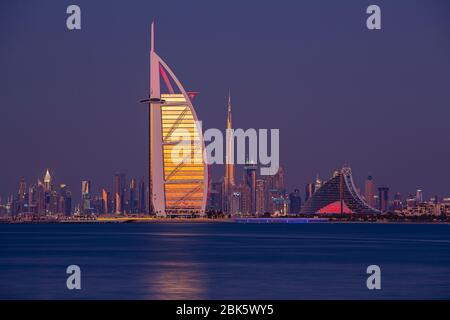 Horizonte de Dubai con Burj al Arab y Burj Khalifa al atardecer, Emiratos Árabes Unidos
