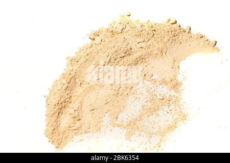 Blanqueando Mineral Loose Powder.Scated tan Color facial Loose polvo sobre fondo blanco. Foto de stock