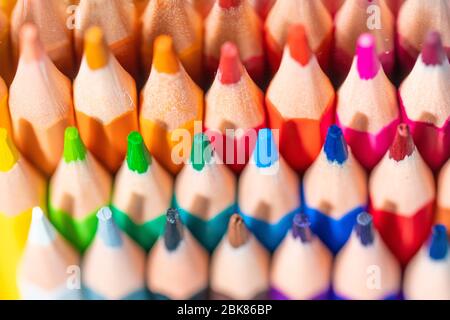 Muchos lápices de colores sobre fondo blanco. Foto de stock