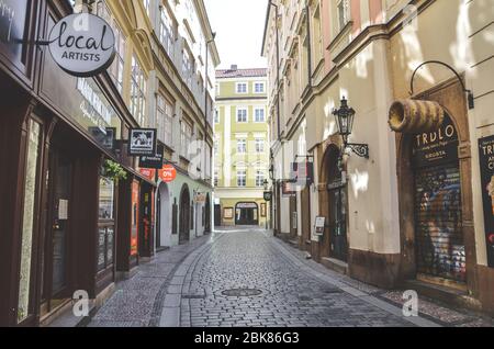 Praga, República Checa - 23 de abril de 2020: Calle vacía en el centro histórico de la capital Checa. Tiendas y restaurantes cerrados debido al brote de coronavirus. Ciudad vacía, pandemia COVID-19. Foto de stock