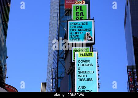 Cartelera de los CDC en el centro de Times Square, Nueva York, mostrando consejos para la prevención del coronavirus 1 de mayo de 2020