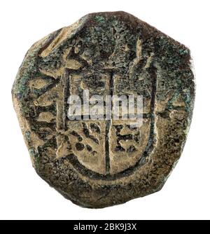 Antigua moneda de cobre del rey español Felipe IV Invertir. Foto de stock