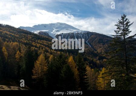 Frischer Schnee liegt auf dem Augstbordhorn oberhalb von Bürchen im Kanton Wallis, Schweiz Foto de stock