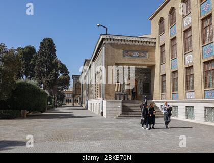 El pórtico lateral de Talar-e Berelian (Salón de Brilliance) del Palacio de Golestan, Teherán, Irán, Persia, Oriente Medio. Foto de stock