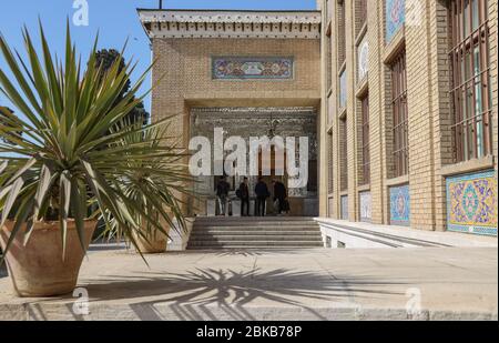 El pórtico lateral de Talar-e Berelian (Salón de Brilliance) del Palacio de Golestan, Teherán, Irán, Persia, Oriente Medio. Foto de stock