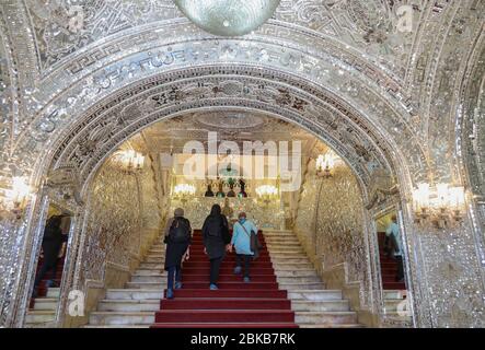 Visitantes que suben las escaleras a Talar-e Brelian, (Salón de Brilliance) Teherán, Irán, Persia, Oriente Medio. Foto de stock