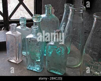 Leche de vidrio victoriana y botellas de medicina, reciclables