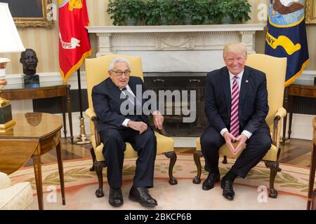 El presidente Donald Trump se reúne con el ex asesor de seguridad nacional y Secretario de Estado Henry Kissinger, el miércoles 10 de mayo de 2017, en la Oficina Oval de la Casa Blanca en Washington, D.C., el presidente Trump se reúne con Henry Kissinger