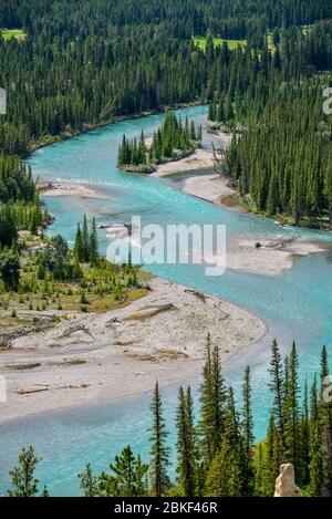 Vista aérea del río Bow, Parque Nacional Banff, Alberta, Canadá Foto de stock