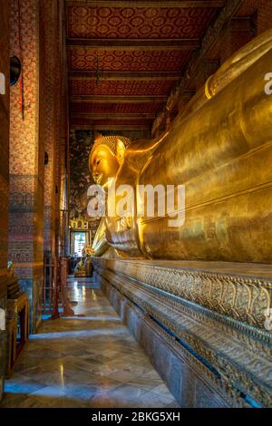 Buda De Oro Reclinado En El Templo Wat Phra Chetuphon (Wat Pho), Bangkok, Tailandia, Asia Sudoriental, Asia