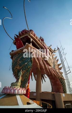 Cabeza de dragón en la parte superior del templo del dragón de Wat Samphran, Bangkok, Tailandia, sudeste asiático, Asia Foto de stock