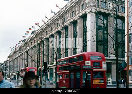 Selfridges, Oxford Street, 10 de abril de 1983, Londres, Inglaterra, Gran Bretaña
