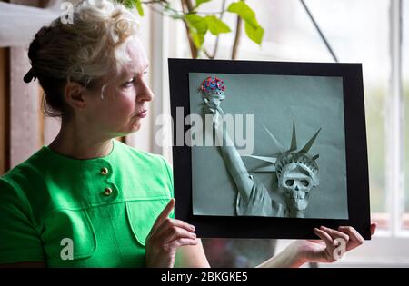 La artista Boo Paterson, de Newport, Fife, con su obra de arte de corte en papel titulada "Covid Liberty", que creó durante su encierro en respuesta a los EE.UU. Anunciando el mayor número de muertos de Covid-19 y describe el devastador efecto que el virus está teniendo en la ciudad de Nueva York.