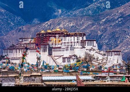 China, Tíbet central, Ü Tsang, Lhasa, Barkhor, Palacio Potala visto desde el barrio musulmán Foto de stock