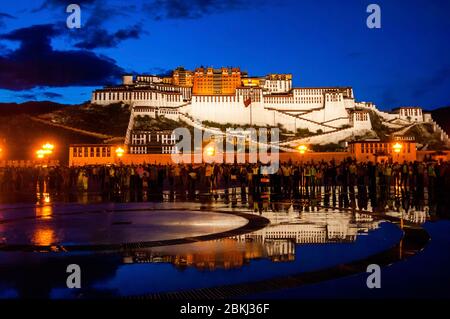 China, Tíbet Central, Ü Tsang, Lhasa, Palacio Potala, Patrimonio de la Humanidad por la UNESCO, espectáculo diario de luz y sonido al atardecer Foto de stock