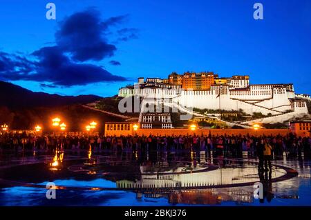 China, Tíbet Central, Ü Tsang, Lhasa, Palacio Potala, Patrimonio de la Humanidad por la UNESCO, espectáculo diario de luz y sonido al atardecer Foto de stock