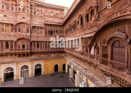 India, Rajasthan, Jodhpur, fuerte Mehrangarh, fachada tallada del patio interior Foto de stock
