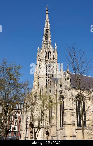 Francia, Norte, Lille, Covid-19 o cierre Coronavirus, calle Pierre Mauroy (la calle más antigua de París), iglesia de Saint Maurice Foto de stock