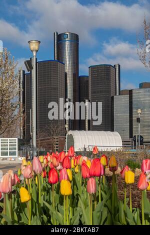 Detroit, Michigan - Sede de General Motors en el Renaissance Center, cerca de los tulipanes que crecen a lo largo del Detroit Riverwalk.