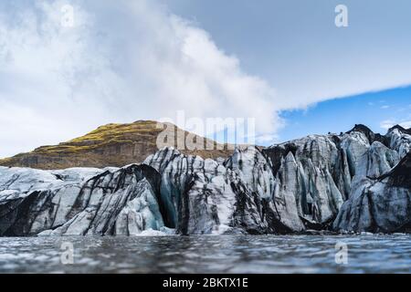Uno de los glaciares más populares del Círculo Dorado en Islandia se llama Solheimajokull y está situado cerca de la ciudad de Vik