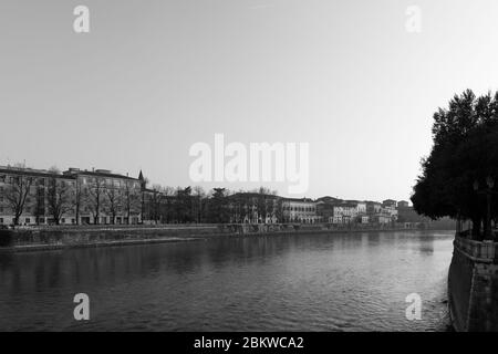 VERONA, ITALIA - 14, MARZO de 2018: Imagen en blanco y negro del río Adige durante la temporada otoñal en Verona, Italia Foto de stock