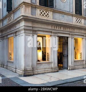 VERONA, ITALIA - 14, MARZO, 2018: Imagen vertical de la tienda de ropa de arquitectura hermosa situada en Verona, Italia Foto de stock