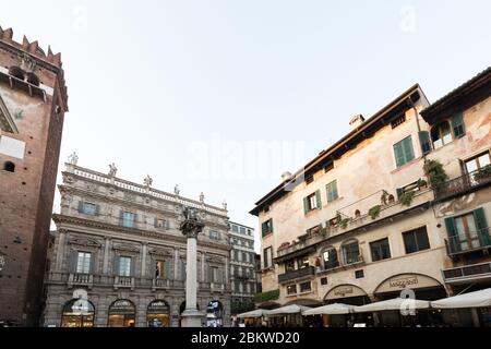 VERONA, ITALIA - 14, MARZO, 2018: Imagen de gran angular de los edificios antiguos de la Piazza delle Erbe, visita turística de Verona, Italia Foto de stock