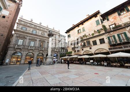 VERONA, ITALIA - 14, MARZO, 2018: Imagen de gran angular de la antigua plaza Piazza delle Erbe, visita turística de Verona, Italia Foto de stock